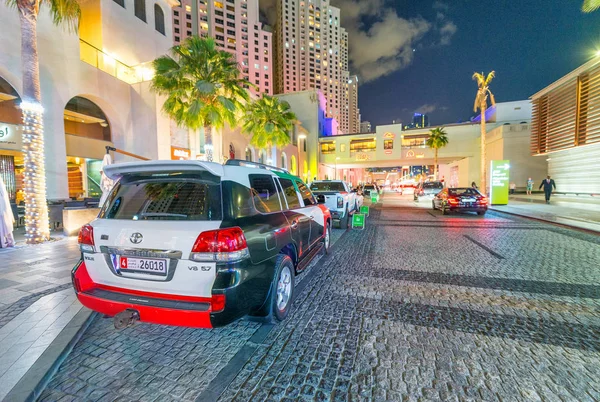 DUBAI, Emirados Árabes Unidos - 10 de dezembro de 2016: Carro de luxo pintado com a Emirates — Fotografia de Stock