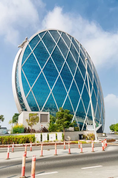 ABU DHABI, EAU - 7 DE DICIEMBRE DE 2016: Edificio de la sede de Aldar , — Foto de Stock
