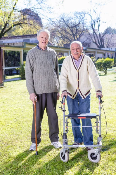 Senior gepensioneerde vrienden gelukkig in rehab kliniek tuin — Stockfoto