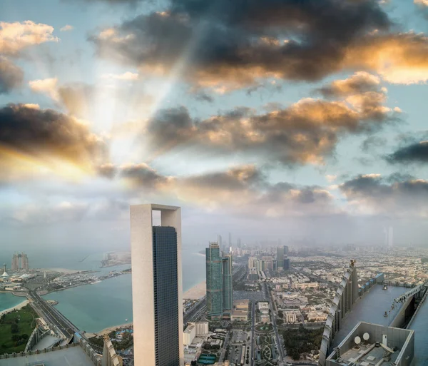 Skyline Abu Dhabi desde el aire al atardecer —  Fotos de Stock