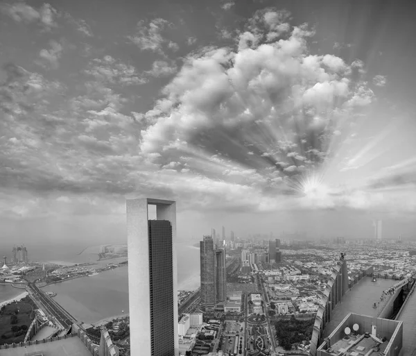 Abu Dabi 'nin panoramik günbatımı silüeti — Stok fotoğraf