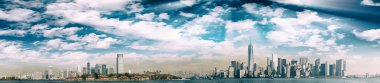 Jersey City, Ellis Adası ve Manhattan, gece karanlığında görüntüleyin