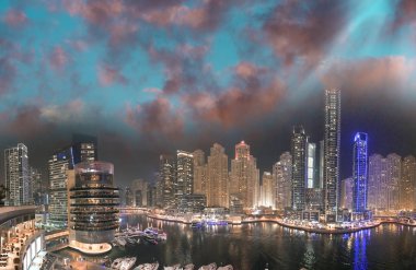 Dubai Yat Limanı gece çatı hava manzarası. Güzel skyscr