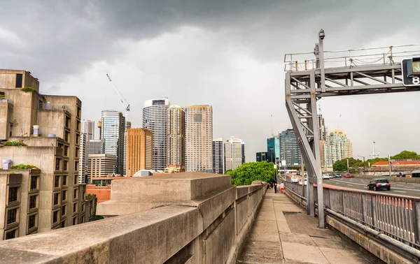 Caminhando ao longo de Sydney Harbour Bridge — Fotografia de Stock