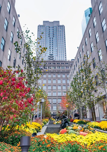 Sochy ve složení fontána v New York City — Stock fotografie