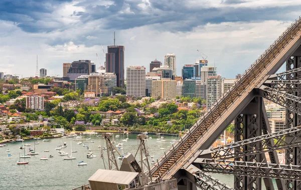 悉尼-2015 年 11 月 6 日︰ 城市建筑物和海港大桥。Sy — 图库照片