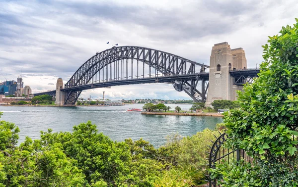 Sydney Harbour Bridge inramade av vegetation — Stockfoto