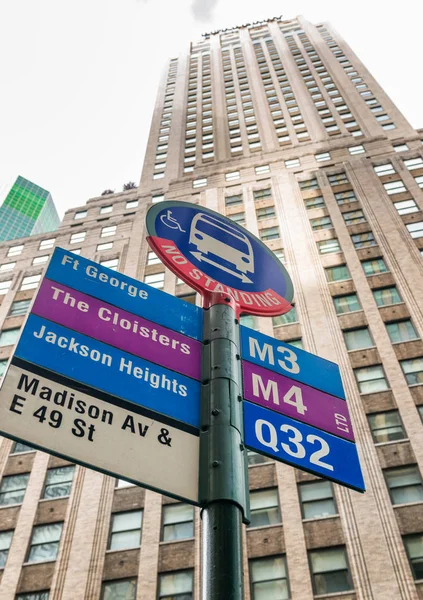 Paragem de autocarro contra edifícios altos, Nova Iorque — Fotografia de Stock