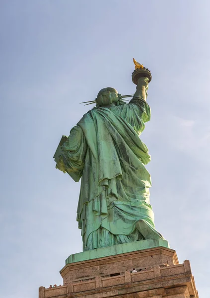 Zadní pohled na sochu svobody z ulice, New York — Stock fotografie