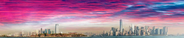 Jersey City, Ellis Island y Manhattan, vista al atardecer —  Fotos de Stock