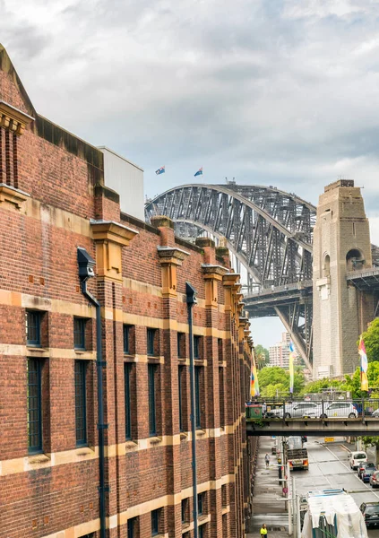 Sydney Harbour Bridge och stadens byggnader — Stockfoto