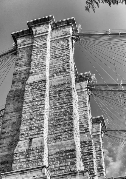 Brooklyn Köprüsü'nün kule, New York City yan görünüm — Stok fotoğraf