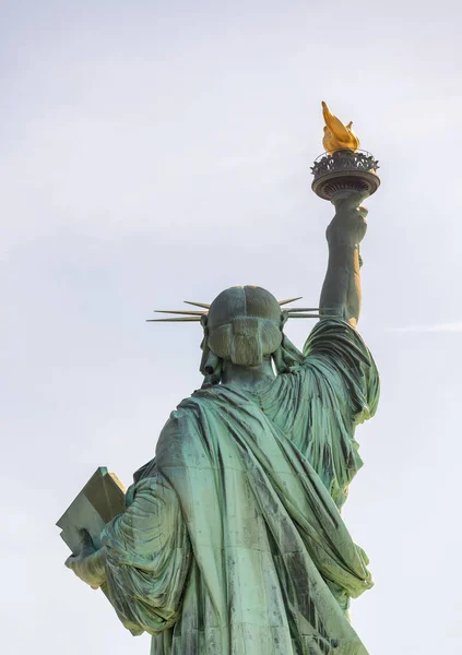 Visão traseira da Estátua da Liberdade do nível da rua, Nova York — Fotografia de Stock