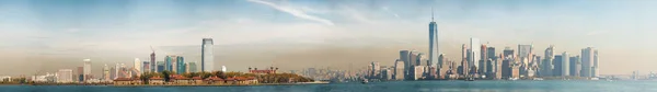 Jersey City, Ellis Island e Manhattan, vista ao entardecer — Fotografia de Stock