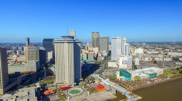 New Orleans, La - 11 februari 2016: Aerial stadsutsikt på en solig — Stockfoto