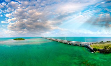 Florida Keys Köprüsü, güzel günbatımı havadan görünümü