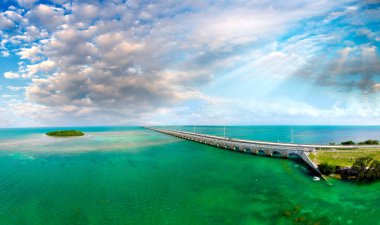 Florida Keys Köprüsü, güzel günbatımı havadan görünümü