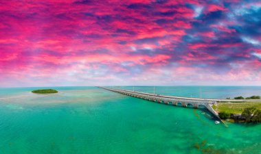 Florida Keys Köprüsü, güzel günbatımı havadan görünümü