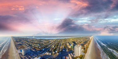 Daytona Beach, Florida'nın panoramik günbatımı havadan görünümü