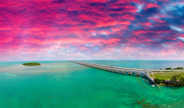 Флоридский мост Кейс, прекрасный вид на закат с воздуха
