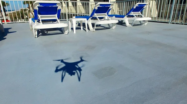 Drone sombra cerca de sillas de playa —  Fotos de Stock