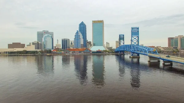 JACKSONVILLE, FL - FEBRERO 2016: Vista aérea de la ciudad en una d nublado —  Fotos de Stock