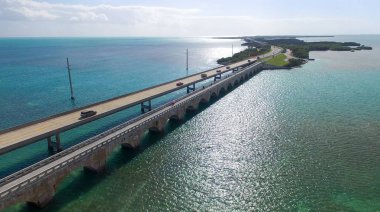 Florida Keys Köprüsü'nün güzel havadan görünümü