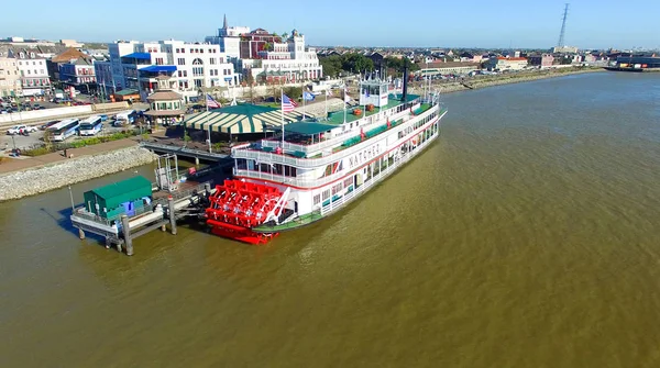 NEW ORLEANS, LA - FEBRUARY 9: Aerial view of riverboat Natchez d — Stock Photo, Image