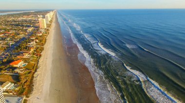 Alacakaranlıkta Daytona Beach havadan görünümü