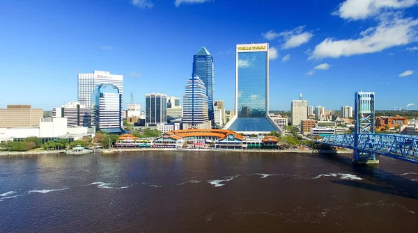 JACKSONVILLE, FL - FEVEREIRO 2016: Vista aérea da cidade em um sol da — Fotografia de Stock