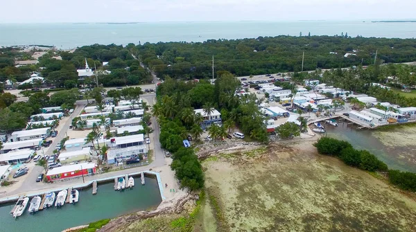 Widok z lotu ptaka wybrzeża archipelagu Florida Keys i domów — Zdjęcie stockowe