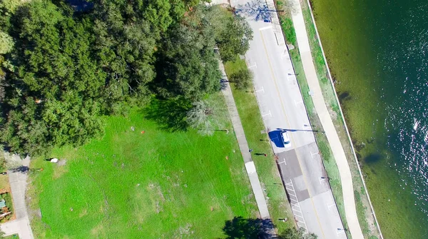 Parque de la ciudad junto a un lago, vista aérea — Foto de Stock