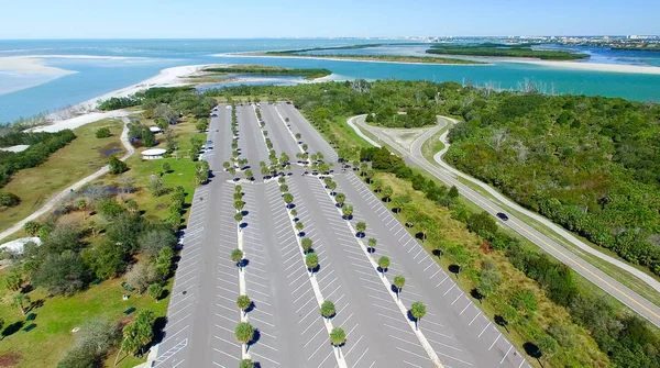 Luchtfoto van parkeren langs de Oceaan — Stockfoto