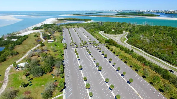 Bovenaanzicht van parkeerplaatsen met lege percelen — Stockfoto