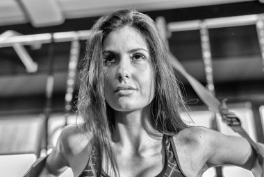 Güzel esmer kız silah makine vasıl jimnastik salonu ile egzersiz