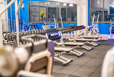 Spor salonunda ağırlık odası