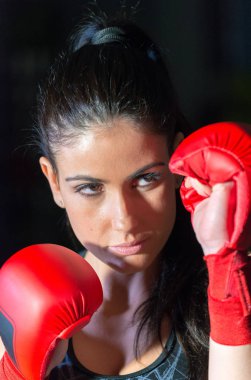 Güzel esmer kız ile kick boks ile spor salonunda egzersiz 