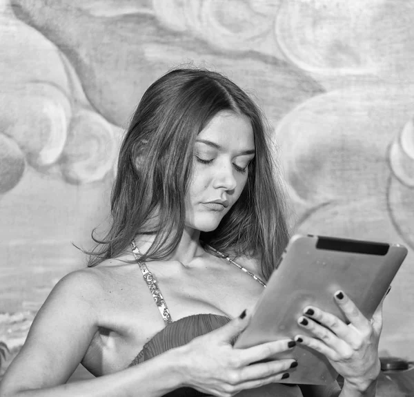Όμορφη γυναίκα χαλαρώνοντας στο σπα κέντρο ανάγνωση tablet — Φωτογραφία Αρχείου