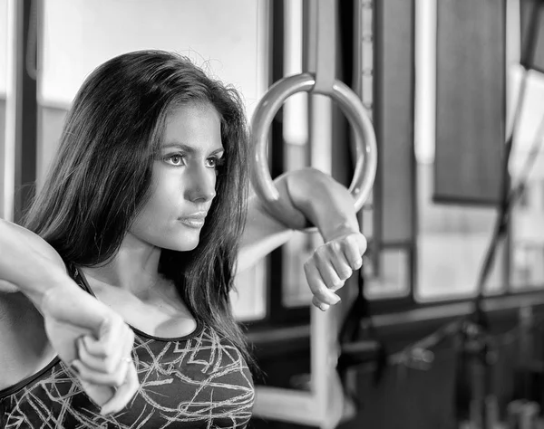 Side view of a fit girl doing push-ups with gymnastic rings in g — Stock Photo, Image