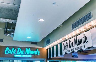 New Orleans - Ocak 2016: Cafe du Monde giriş işaretleri. Cafe d