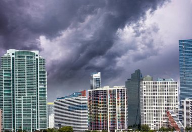 Miami gökdelenler, Florida üzerinde bulutlu gökyüzü