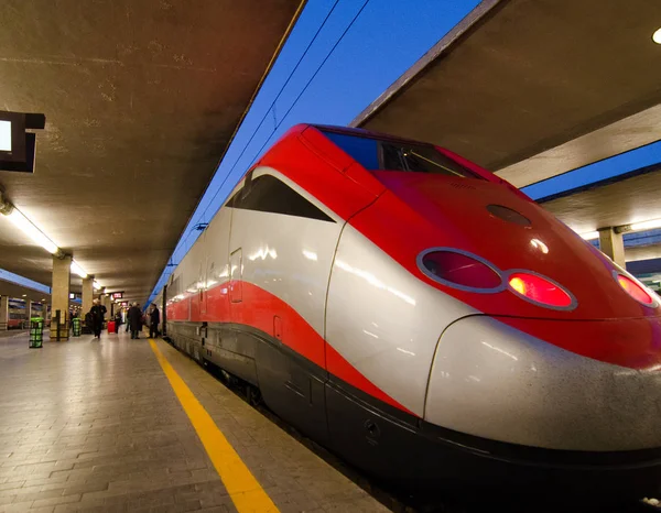 Vysokorychlostní vlak odjíždějící z nádraží Firenze — Stock fotografie