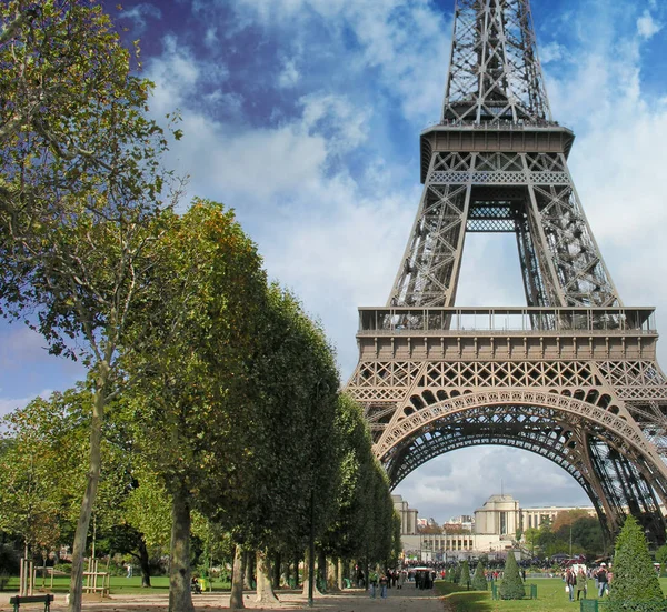 Torre Eiffel dal Parc du Champs de Mars — Foto Stock