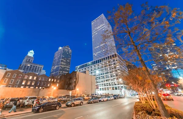 Nacht uitzicht vanaf straatniveau vangebouwen New Orleans — Stockfoto