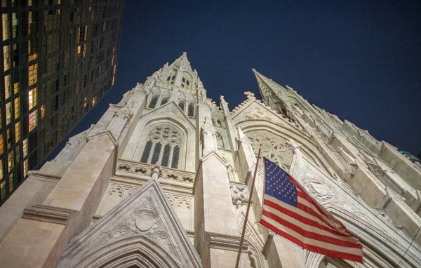 St Patrick Cathedral fachada à noite, Quinta Avenida - New York Ci — Fotografia de Stock