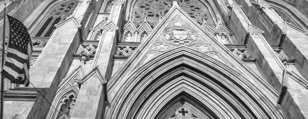 St Patrick Cathedral fachada à noite, Quinta Avenida - New York Ci — Fotografia de Stock