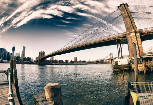 日没、魚眼レンズ ビューでブルックリン橋 — ストック写真