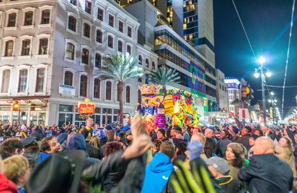 New Orleans - 8 februari 2016: Toeristen langs de straten van de stad bij n — Stockfoto