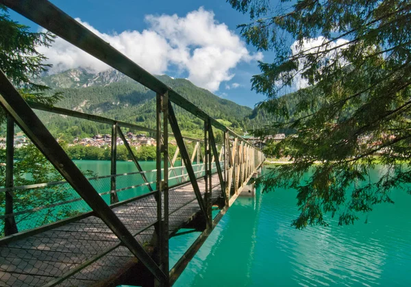 Färger av Auronzo Lake, Dolomiterna — Stockfoto