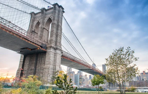 Brooklyn Bridge panorama za soumraku, New York — Stock fotografie